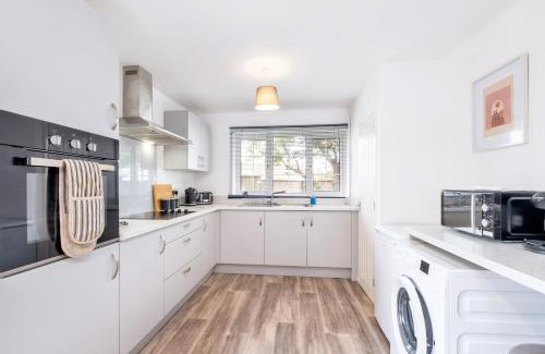 Peterborough House | Stylish & Convenient 3 Bedroom House - Perfect for Contractors and Leisure Guests - Sleeps up to 5