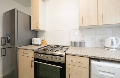 Wanstead Apartment | Stylish & Cosy Sought After Apt with Free Parking