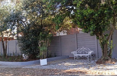 Greater Johannesburg Metropolitan Area Apartment | Stylish & Cosy Studio Apartment in Randburg