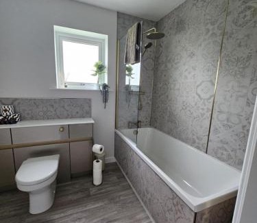 Saint Ola Villa | Stylish Cosy Stunning View Villa in Kirkwall, Free Parking and WiFi