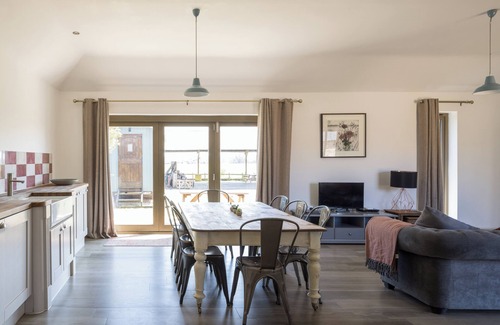 Croydon Cottage | Stylish cottage, countryside views, wood burning hot tub, 20 mins to Cambridge