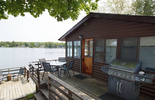 Selwyn Cottage | Stylish cottage getaway with stunning water views!
