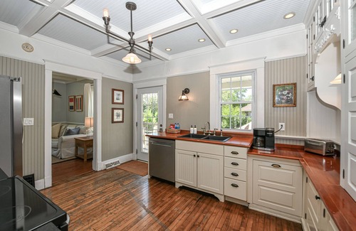 Lake Geneva House | Stylish Cottage, Walkable to DT Geneva, pet friendly