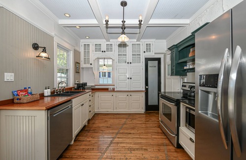 Lake Geneva House | Stylish Cottage, Walkable to DT Geneva, pet friendly
