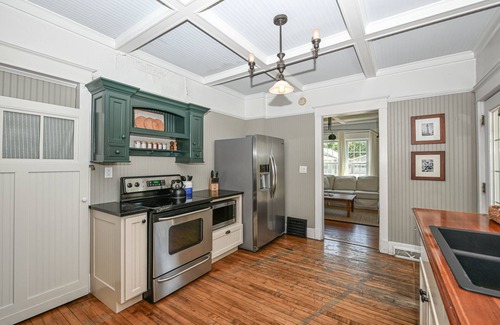 Lake Geneva House | Stylish Cottage, Walkable to DT Geneva, pet friendly