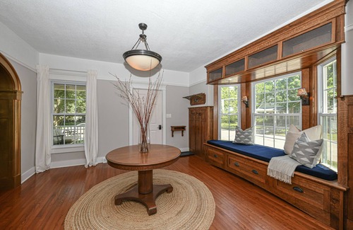 Lake Geneva House | Stylish Cottage, Walkable to DT Geneva, pet friendly
