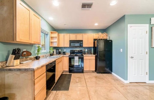 Campus Farm House | Stylish & Cozy/1 BR 1 BA/Casita/Parking