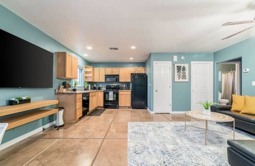 Campus Farm House | Stylish & Cozy/1 BR 1 BA/Casita/Parking