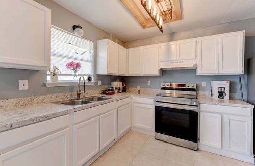 Killeen House | Stylish & cozy 5 bedroom 2 bath home in the city