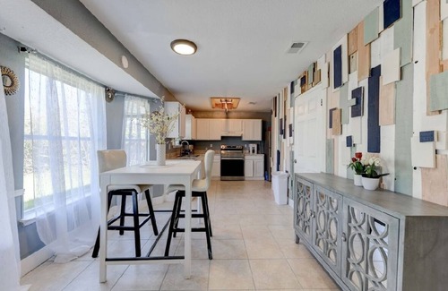 Killeen House | Stylish & cozy 5 bedroom 2 bath home in the city