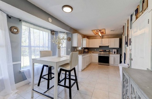 Killeen House | Stylish & cozy 5 bedroom 2 bath home in the city