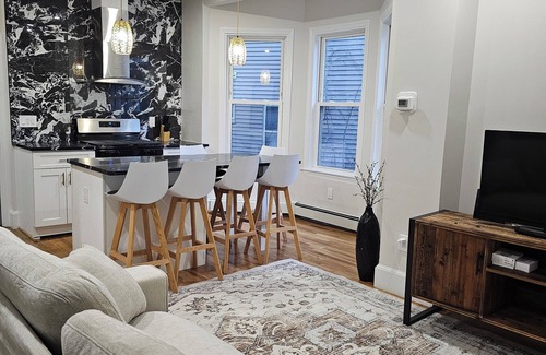 Hyde Square Apartment | Stylish & Cozy Boston Retreat Near Train Station, Parks & Cafés