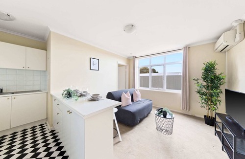 Clifton Hill Apartment | Stylish & Cozy Clifton Hill Apt with Parking