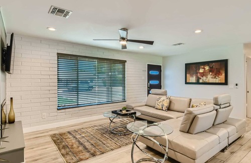 Peaceful Valley House | Stylish & Cozy Desert Charmer in Scottsdale!