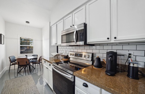 Governmental Mall House | Stylish & Cozy Downtown Home ~ Yard ~ Parking + EV~ Near DTPHX attractions