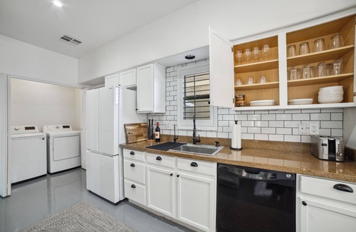 Governmental Mall House | Stylish & Cozy Downtown Home ~ Yard ~ Parking + EV~ Near DTPHX attractions