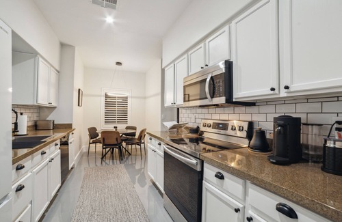 Governmental Mall House | Stylish & Cozy Downtown Home ~ Yard ~ Parking + EV~ Near DTPHX attractions