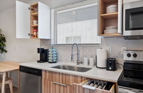 Old East Dallas Apartment | Stylish & Cozy Getaway in Downtown with Free Parking