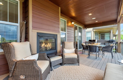 Parker House | Stylish & Cozy Ranch Home with Mountain View’s & Hot Tub!