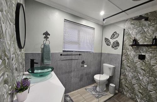 West Bank Apartment | Stylish Cozy Stay at Ferndale House Apartments