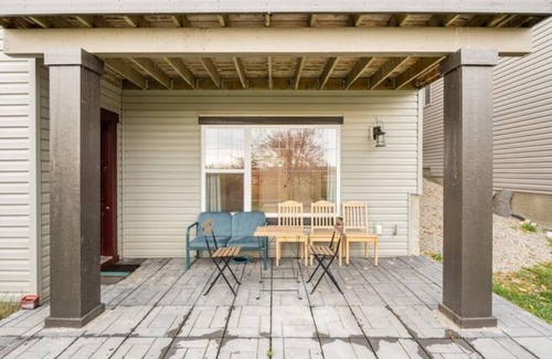 Silverado Apartment | Stylish & Cozy Suit near Spruce Meadows-3 beds- sleeps 6 -Backyard-EV