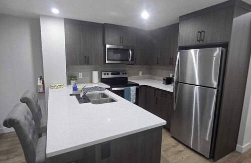 Calgary House | Stylish & Cozy Suite Close to YYC Airport.