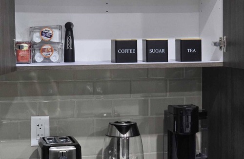 Calgary House | Stylish & Cozy Suite Close to YYC Airport.