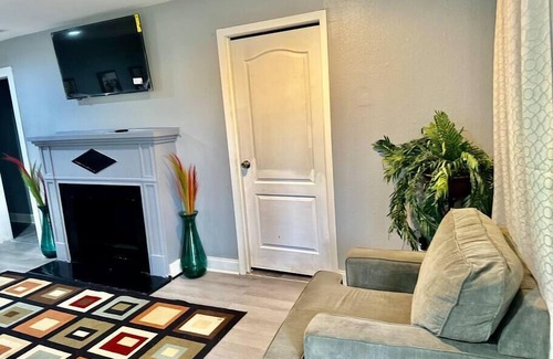 Shreveport Condo | Stylish & Cozy upstairs Apt-B