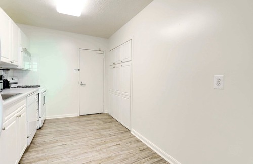 Crystal City Apartment | Stylish Crystal City Apt | Enjoy Gym Amenities