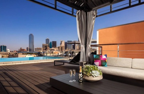 Downtown Dallas Hotel | Stylish Dallas Stay: Rooftop Pool w/City Skyline Views! Artsy Vibes