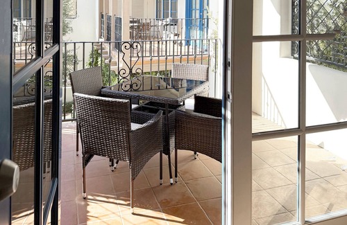 La Quinta House | Stylish Desert King Room w/Balcony + Pool View