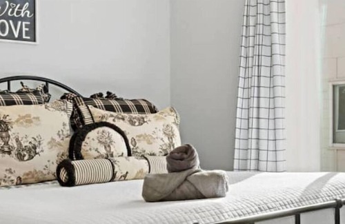 Knox - Henderson Apartment | Stylish Diamond Pod in Knox-Henderson Dallas Oasis