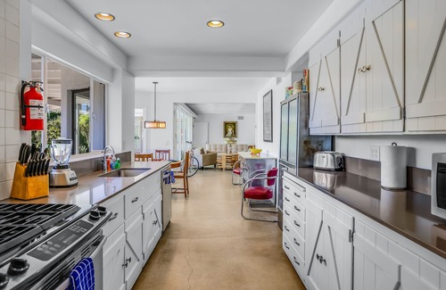 Old Las Palmas House | Stylish Dog-Friendly Gem W/Guest House, Private Pool & Amazing Mountain Views