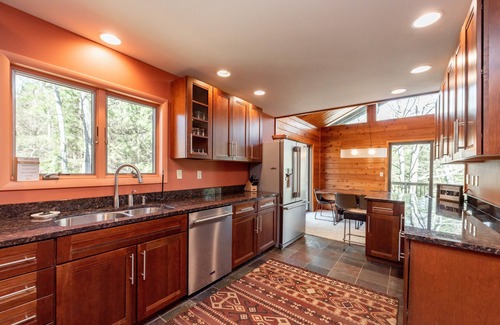 North Glade Hills House | Stylish Dog Friendly Cabin Near Lake, Trails & Skiing