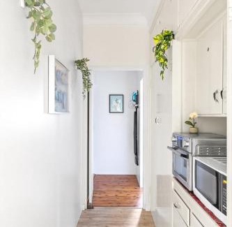 Killara House | Stylish Double Room - Seconds to Transport & Shops - Shared Bathroom