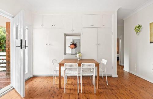 Killara House | Stylish Double Room - Seconds to Transport & Shops - Shared Bathroom