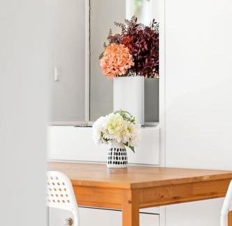 Killara House | Stylish Double Room - Seconds to Transport & Shops - Shared Bathroom