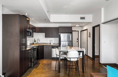 Connaught Condo | Stylish Downtown Calgary Condo – Walk to Dining, Shops & Entertainment!