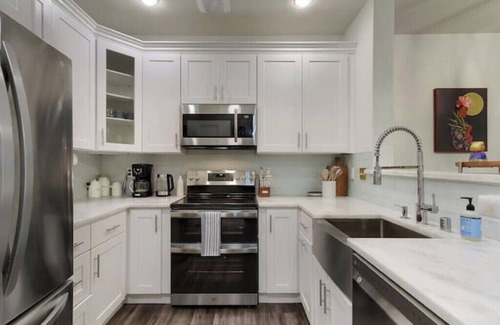 Belltown Condo | Stylish Downtown Condo w/Parking, Gym, and Pool.