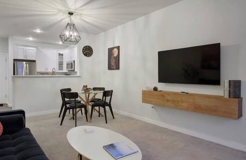 Belltown Condo | Stylish Downtown Condo w/Parking, Gym, and Pool.