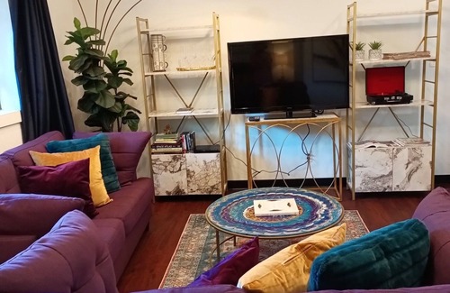 Kennard Cabin | STYLISH EAST TEXAS CABIN WITH PRIVATE HOT TUB, WIFI, ROKU, SMALL TOWN