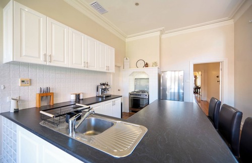 Moonee Ponds House | Stylish Edwardian Home. Only 5min walk to trendy bars, restaurants and much more