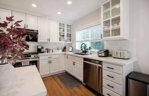 Grass Lawn House | Stylish & Elegant 2BR 2.5BA Haven in Kirkland