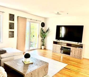 Newark Apartment | Stylish Evergreen Apartment By Newark Airport