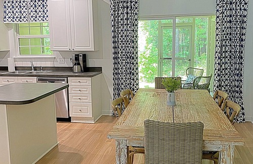 Mount Pleasant House | Stylish Executive Retreat 3 bedroom 2.5 bath