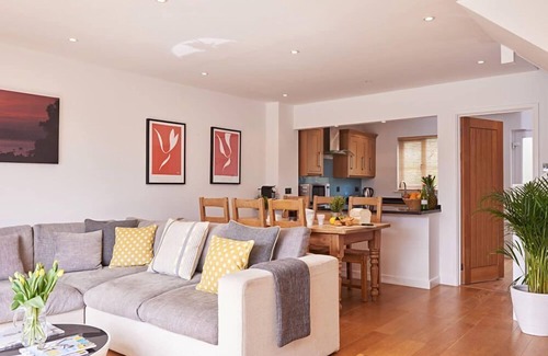 South Cerney Cottage | Stylish family-friendly waterfront retreat on Spring Lake in the Cotswold Water Park