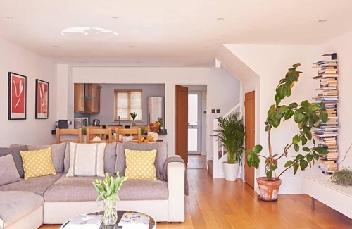 South Cerney Cottage | Stylish family-friendly waterfront retreat on Spring Lake in the Cotswold Water Park