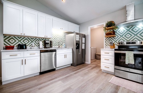 Hinesville House | Stylish Family Friendly Bungalow, Tvs, Royal Beds