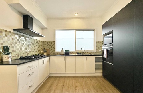 Hawthorn East House | Stylish Family Holiday Home close to CBD - Camberwell Market - Chadstone