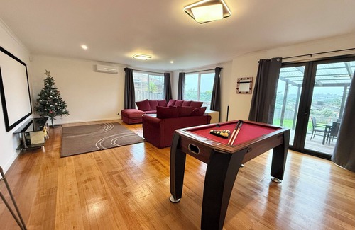 Hawthorn East House | Stylish Family Holiday Home close to CBD - Camberwell Market - Chadstone